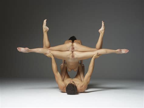 Gymnastics with naked twins Foto Pornô