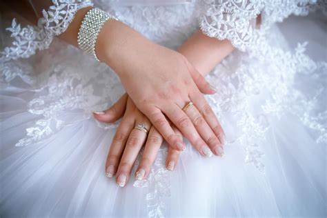 Wedding and engagement rings go on which hand? Do You Know Which Finger the Engagement Ring Goes On? You ...