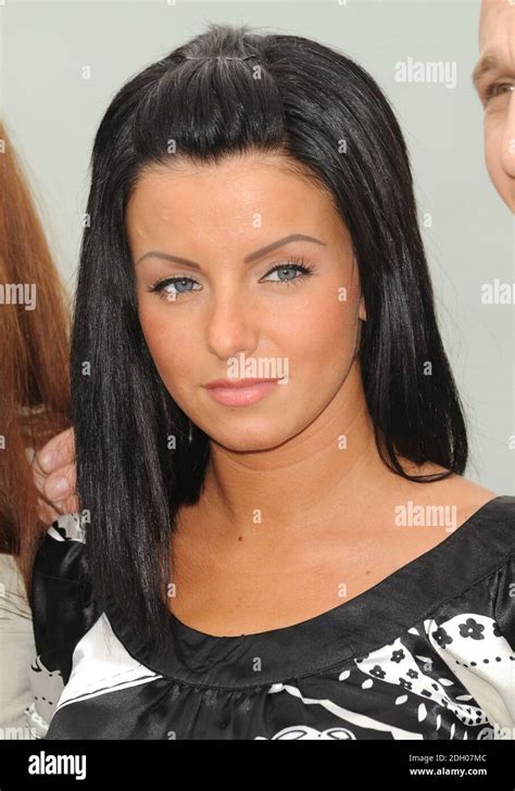 Julia Volkova Assiste à La Photocall Pour Vous Et Moi Sur Le Carlton