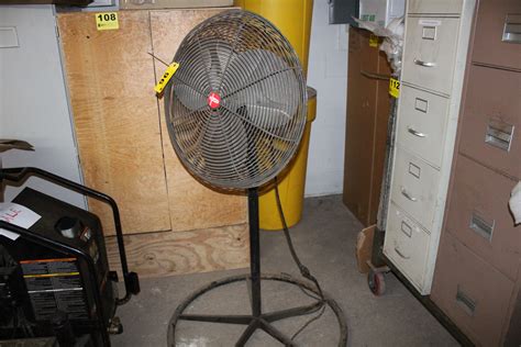 Dayton 24 Pedestal Fan