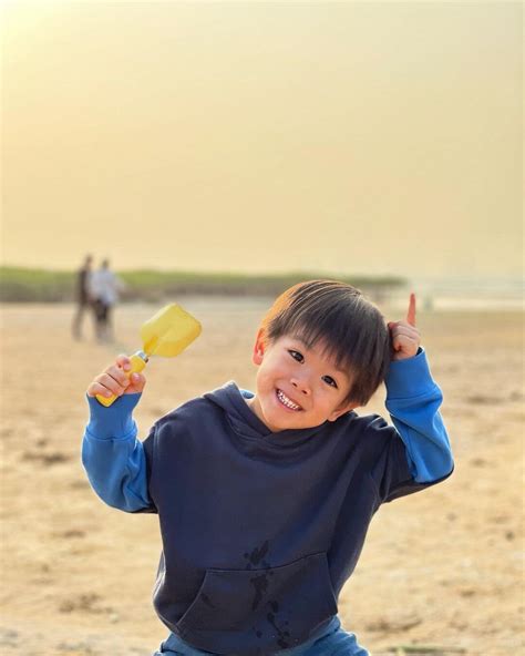 名站推薦 tips：2021年6月8日 更新失效連結 total 13 ». 小春雞化身小農夫 黎諾懿：開心摘荔枝 - 本地 - 明周娛樂