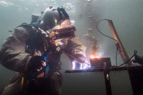 Well, since they do very difficult work in difficult places, it is expected that they and generally, the average pay of underwater welders starts from a $100, 000 in a year. How Much Do Welders Make? - Virtual Counselor