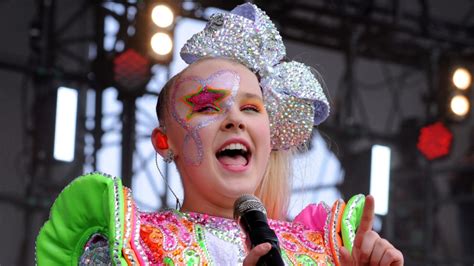 YouTube star JoJo Siwa’s makeup kit pulled from Claire’s for asbestos