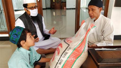 8 Golongan yang Berhak Menerima Zakat Fitrah dan Zakat Mal, Siapa Saja