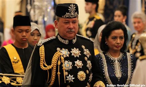 First, he was stripped as the heir to the throne by his father, sultan ismail, in 1961 after assaulting six people. 757Live Malaysia | Johor, Sultan, F1 s
