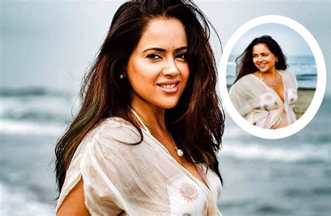 sameera reddy new photo reply to those who trolls for pregnant belly समीरा रेड्डी ने