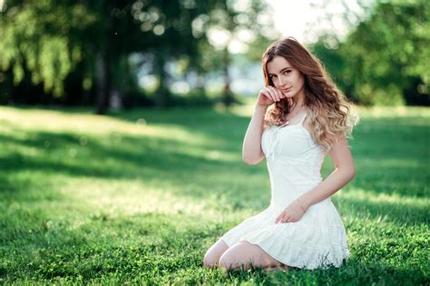 wallpaper portrait white dress trees grass kneeling women outdoors smiling 2560x1709