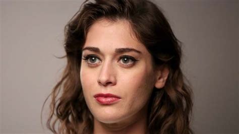 Lizzy Caplan 5 Fast Facts You Need To Know