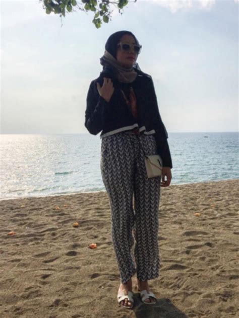 Jangan selalu terpaku dengan pengambilan foto dari satu sudut saja. Foto Orang Berhijab Dari Belakang Dipantai