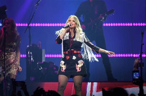 Miranda Lambert Wows Nashville With Hits Heartfelt Advice And Pistol
