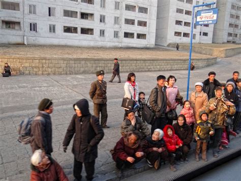 Photos Of Bus Queue In North Korea Bilder Av Busskų I Pyongyang