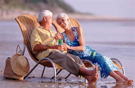 Ci tieni particolarmente a sorprendere questa coppia di piccioncini? Regali nozze d'oro, le idee regalo per i 50 anni di matrimonio