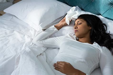 امرأة مريضة تنام على السرير صورة الخلفية والصورة للتنزيل المجاني Pngtree