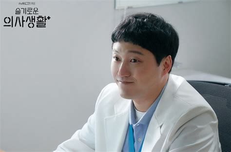 The hospital's med students are inspired by the doctors, who each look after their patients in their own ways. "Hospital Playlist" (2020 Drama): Cast & Summary | Kpopmap