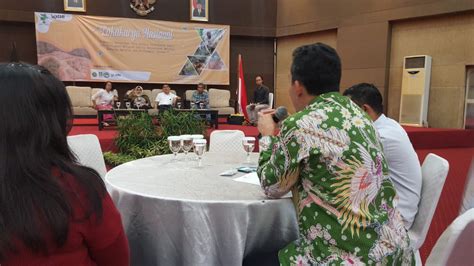 The scholarship is open to all students in local universities pursuing bachelor degree in the following fields of study. Beni Hadiri Lokarnas Menuju Perbaikan Tata Kelola ...