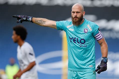 First division a (round 5) venue: Promovendus Beerschot koploper na zege bij titelverdediger ...