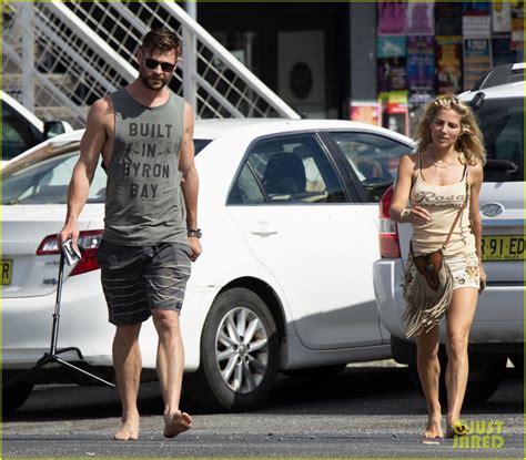 Chris Hemsworth Elsa Pataky Run Errands Barefoot In Australia Photo Chris Hemsworth