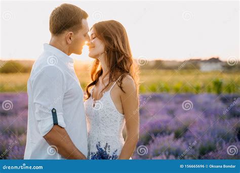 Sensual Couple In Lavender Field Romantic Time Arkivfoto Bild Av
