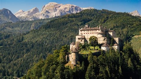 Castillo De Hohenwerfen Y Montañas De Berchtesgaden Austria Imagen De