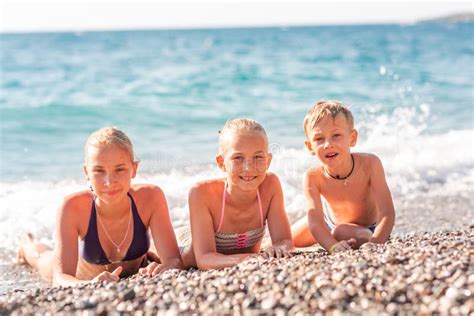 Gl Ckliche Kinder Auf Dem Strand Der Spa Hat Stockbild Bild Von