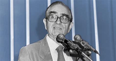 Florestan is an agent in the department of implausible crossovers. "Florestan Fernandes é o protótipo do intelectual público ...