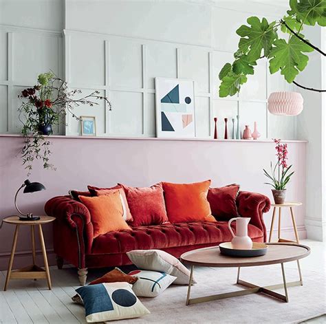 Adding a red sofa to your living room is a trendy way to add color and style to the room. Your Ultimate Trend Guide for your Sofa Scout | Red velvet ...
