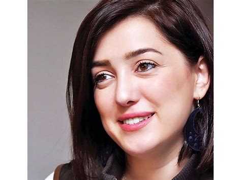 دافعت الفنانة السورية كندة علوش عن الفنانة المصرية دينا الشربيني، الجمعة، ردا على التعليقات التي طالت الأخيرة بشأن إطلالتها خلال افتتاح مهرجان الجونة السينمائي. كندة علوش تجمع أصدقائها في صورة بمهرجان الأقصر للسينما الأفر | مصراوى