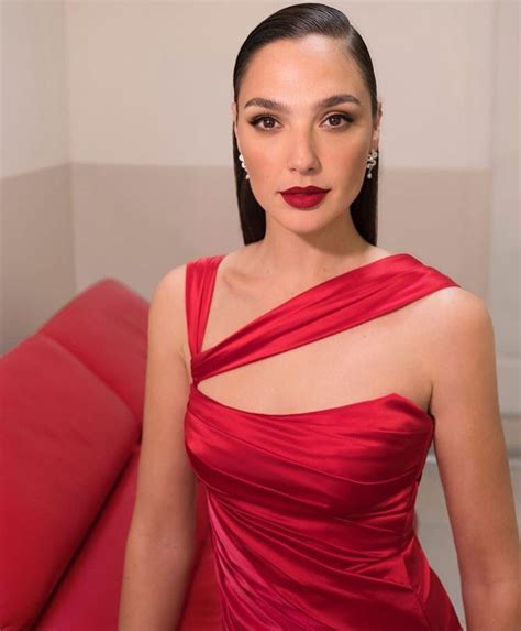 Red Lip Makeup Inspo 5 Perfectly Timeless Red Lipstick Looks Gal Gadot Wonder Woman Gal