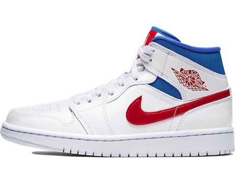 There is also black towards the ankle but especially on the lateral swoosh which completes the simple color coding. Nike Air Jordan 1 Mid White Blue Red