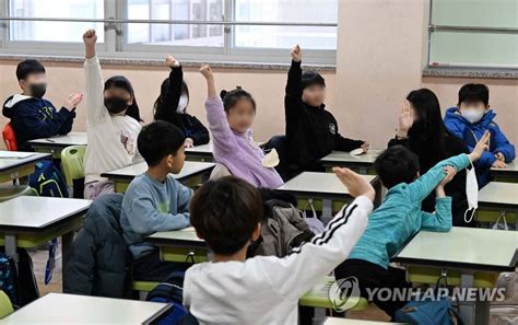 韩国政府解除强制口罩令首日 学生摘下口罩上课 搜狐大视野 搜狐新闻