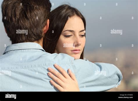 triste mujer abrazando a su novio problemas de pareja fotografía de stock alamy