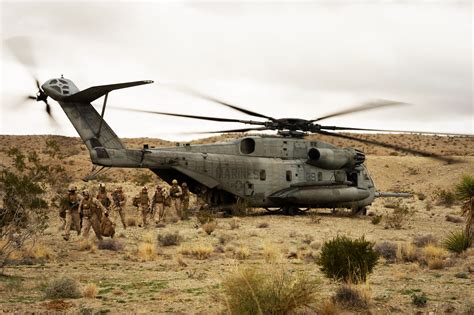 Marines Perform An Engine Running Offload From A Ch 53e Super Stallion