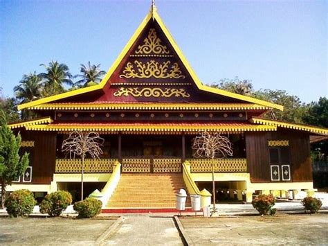 Mempunyai struktur dan tahapan konstruksi yang memberikan karakteristik penelitian ini dilakukan terhadap sebuah rumah tradisional suku melayu di kota sambas. 2 Rumah Adat Kepulauan Riau Kental Bergaya Melayu