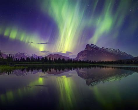 1280x1024 Aurora Borealis Mountains Lake Reflection Banff National Park