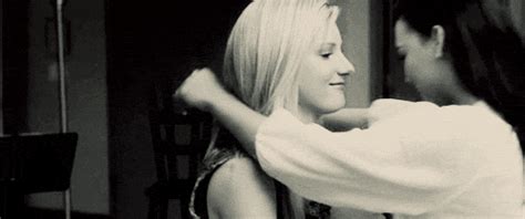 21 things women who are trying to conceive want you to understand hug friends hugging