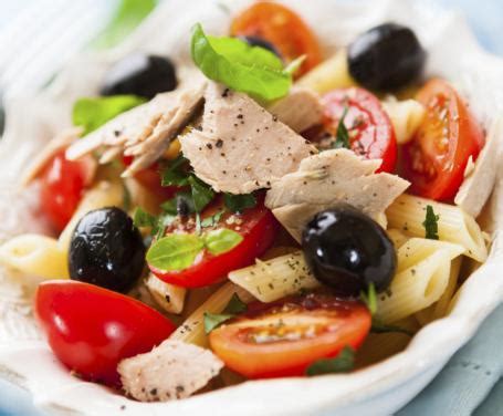 La pasta fredda o insalata di pasta è il classico primo estivo! Insalata di pasta con tonno e olive: la ricetta per ...