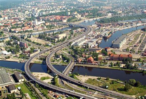 Deepwater container terminal secured by polish prime minister 18.06.2021. Port Szczecin-Świnoujście: Plac składowy dla kontenerów ...