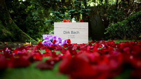 1992 war bach teil der theatergruppe in köln am schauspielhaus und trat im deutschen fernsehsender rtl in der dirk bach show auf. Tod von Dirk Bach: Beerdigung des Moderators im engsten ...