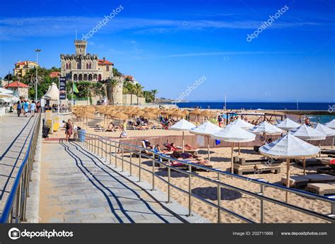 Balık, deniz ürünleri, portekiz, petiscos, atıştırmalık. Estoril Portugal Circa Outubro 2016 Praia Praia Tamariz ...