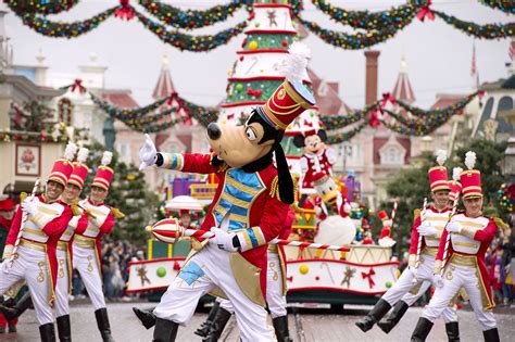 Disneyland Paris Fête 90 Ans De Magie Et De Fun Avec Mickey