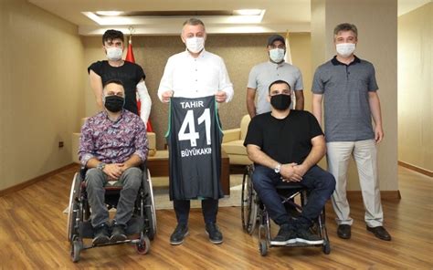 Geçen sezonun devre arasında kocaelispor'dan sakaryaspor'a giden, bu sezon başında da buradan karşıyaka'ya geçen özgür karakaya i̇zmir ekibinin en büyük. Başkan Büyükakın, "Tesisleşmede yeni adımlar atacağız ...