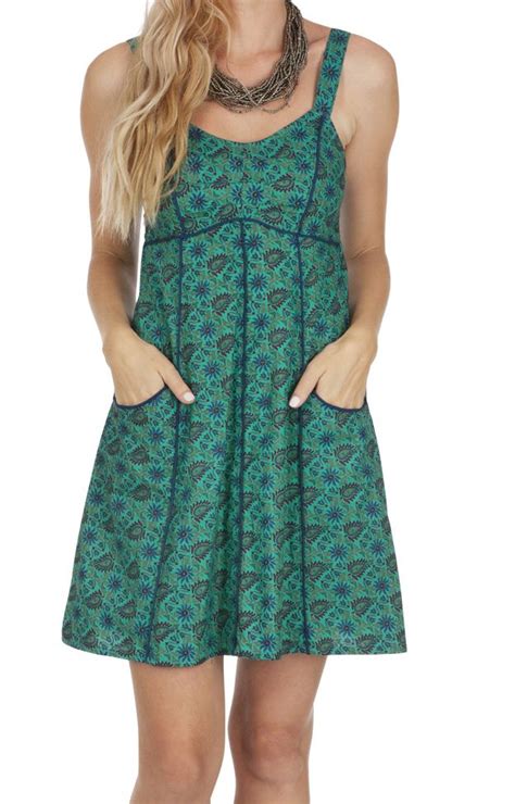 Elle se présente dans une version ajustée avec des manches longues, une découpe arrondie dans le bas et un col français. robe courte d'été femme en coton léger et agréable Mandalina