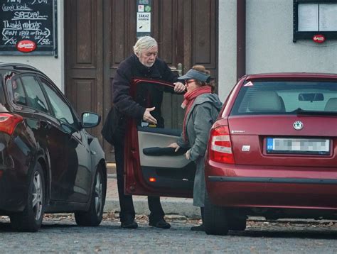 Už při studiu na pražské famu natočil řadu výrazných krátkých filmů např. Řídila manželka, které oslavenec galantně pomáhal z auta ...