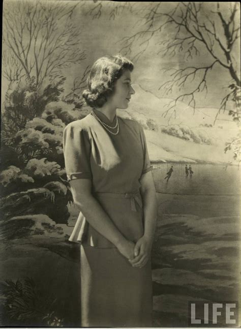 Princess elizabeth arrives at a state banquet in london in march 1950. 30 Rare and Stunning Vintage Photos of a Young Queen ...