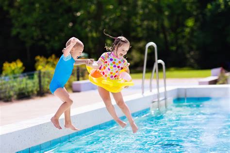 Happy Little Kids Jumping Into Swimming Pool Savvy Tokyo