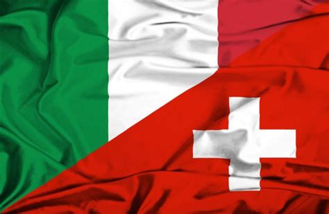 Italiens flagge ist eine in grün, weiß und rot gehaltene trikolore. Flagge von Italien und der Schweiz winken — Stockfoto ...