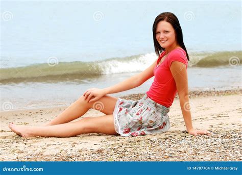 Mulher Nova Que Descansa Na Praia Foto De Stock Imagem De Exterior