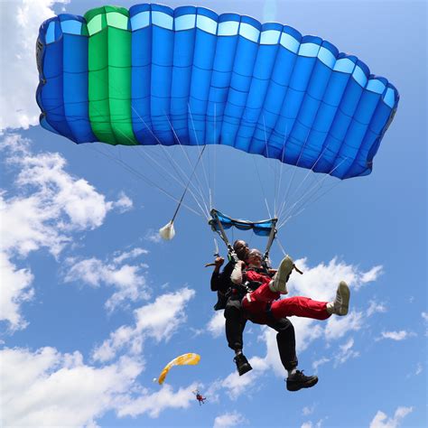 Saut Parachute En Tandem 9000 Pieds 2 800 Mètres Voltige