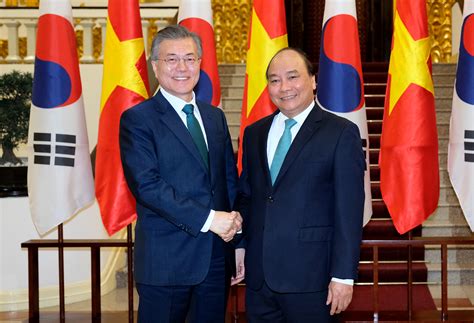 Trước quốc kỳ, quốc hội và cử tri cả nước, chủ tịch nước nguyễn xuân phúc tuyên thệ Thủ tướng Nguyễn Xuân Phúc hội kiến Tổng thống Hàn Quốc ...