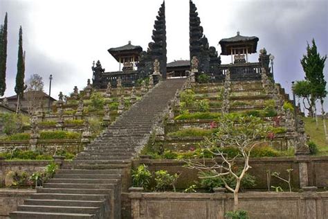 Sarana Hindu Bali Mandala Kedua Pura Penataran Agung Besakih